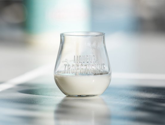 Glas Liqueur Tropézienne steht an der Bar eines Beachclubs am Plage Pampelonne