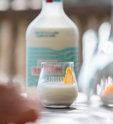 Best Serve Liqueur Tropézienne steht fertig und trinkbereit da