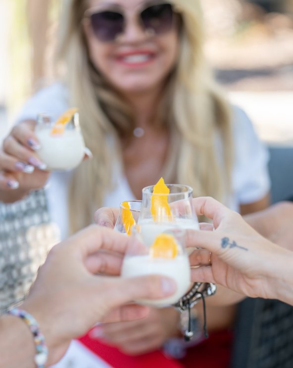 Carmen Geiss stösst in großer Runde im Garten ihrer Villa in St. Tropez  mit Liqueur Tropézienne an