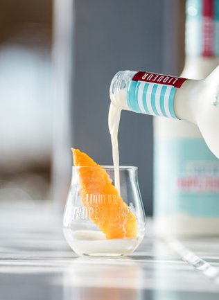 Best Serve Liqueur Tropézienne wird in Tastingglas eingeschenkt
