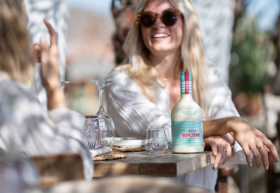 Zwei befreundete Frauen sitzen gemeinsam in Beachclub am Plage Pampelonne 